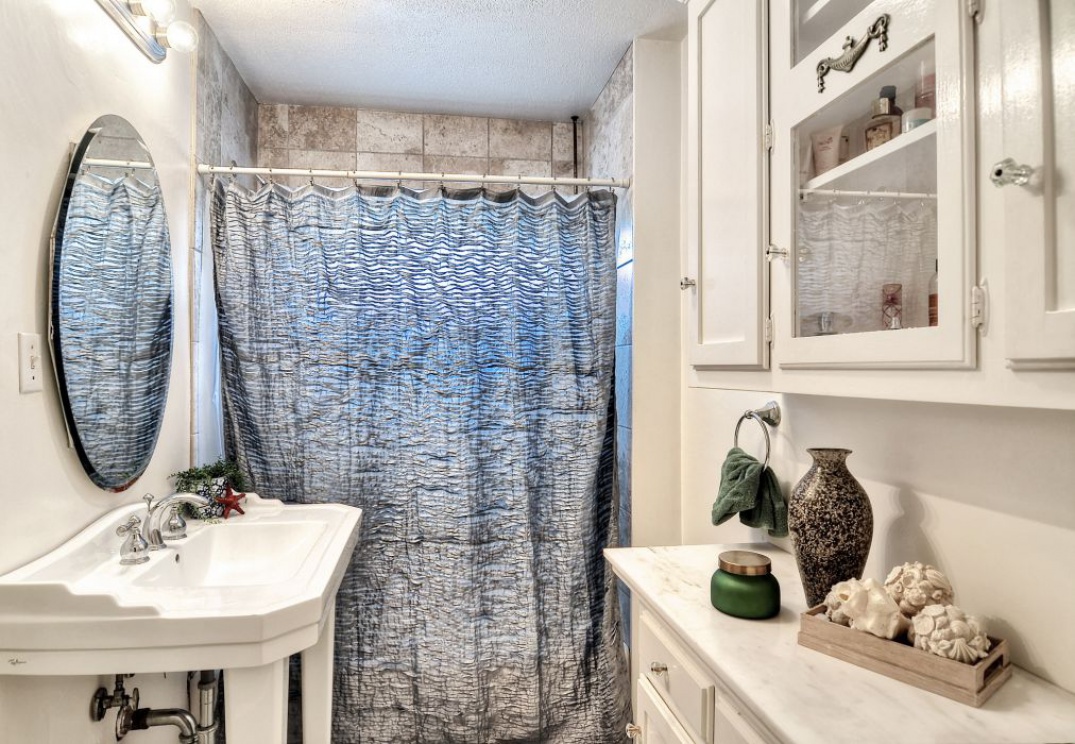 184 Roycroft Avenue , Long Beach CA: