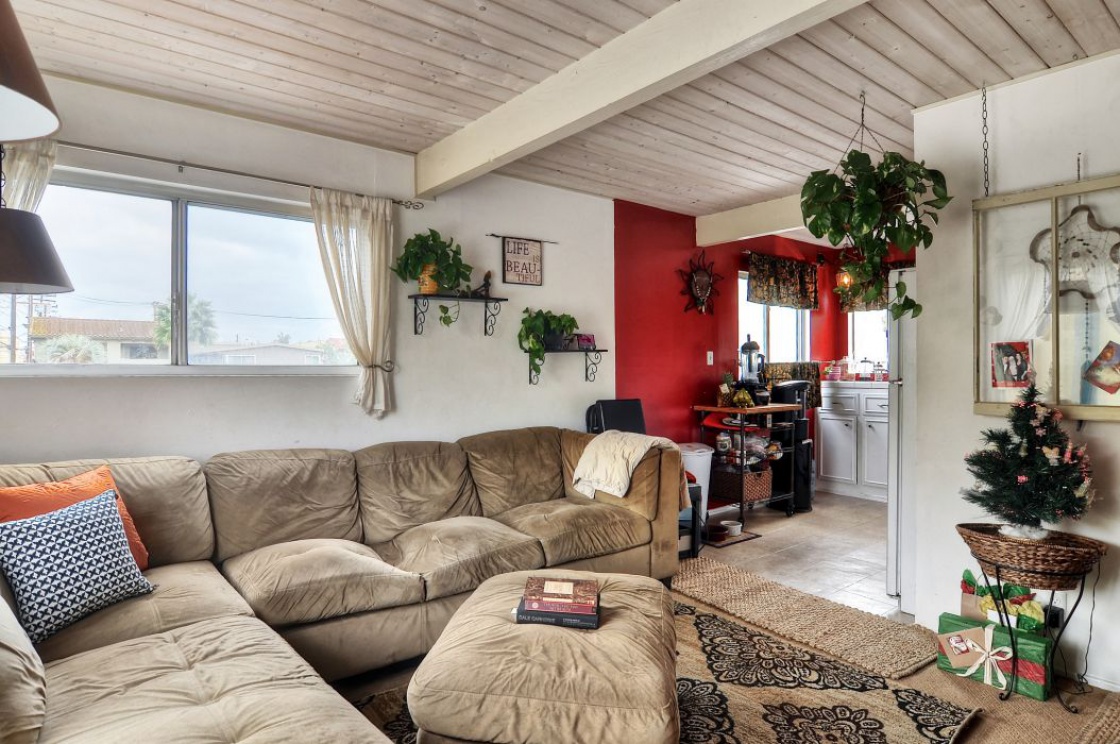 184 Roycroft Avenue , Long Beach CA: