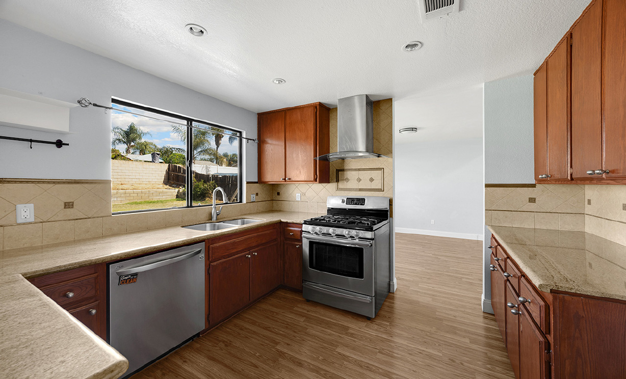 1063 W Long Beach Dr, Colton CA: 