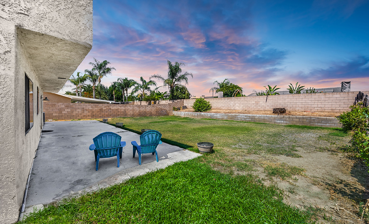 1063 W Long Beach Dr, Colton CA: 