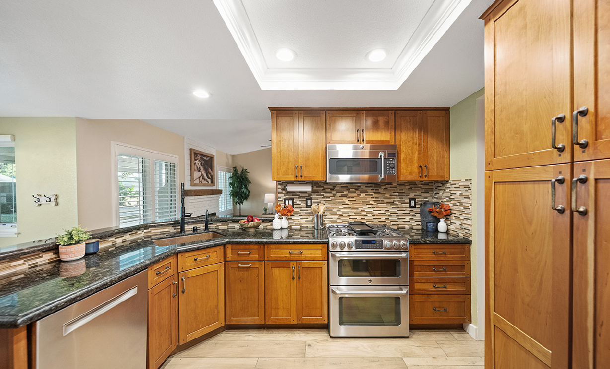2490 Broken Lance Dr, Norco CA: 