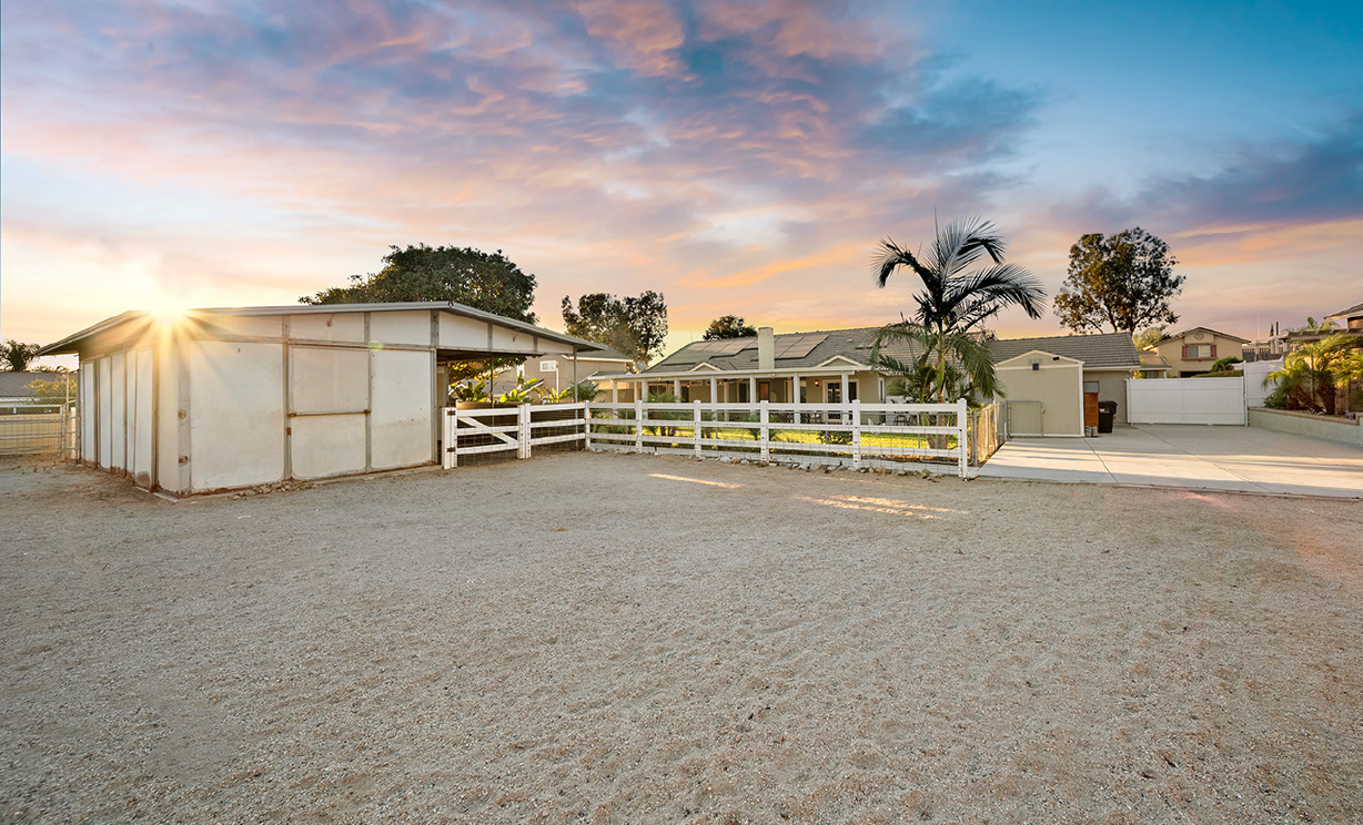 2490 Broken Lance Dr, Norco CA: 